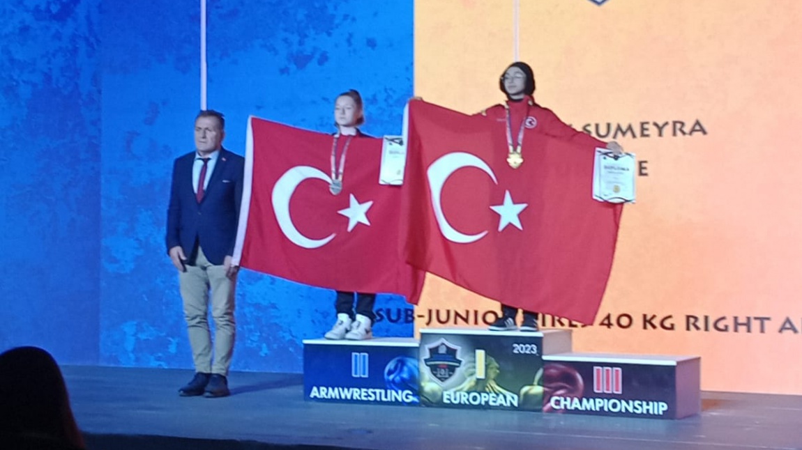 Okulumuz öğrencisi Gülneva YALÇIN, Bilek Güreşi Avrupa Şampiyonasında Avrupa ikincisi olmuştur.
