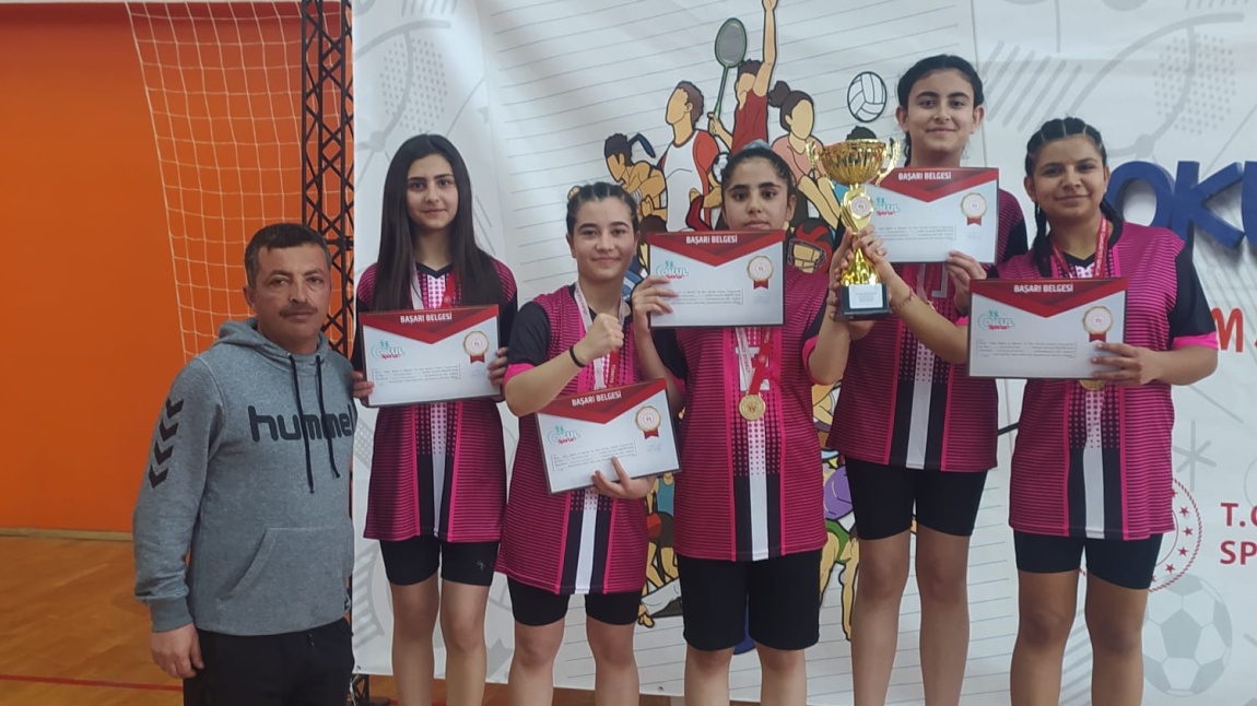 İlimizde düzenlenen  Badminton turnuvalarında Okulumuz Badminton Kız Takımı, Badminton Yıldız Kızlar İl birincisi olmuştur.Öğrencilerimizi ve Beden Eğitimi Öğretmenimiz Mehmet KÖROĞLU'nu tebrik ederiz.