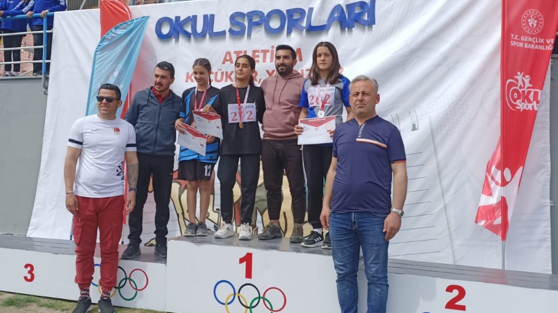 Kayseri de düzenlenen Okul sporları atletizm grup müsabakalarında,küçük kız atletizm fırlatma topu yarışmasında öğrencimiz Rümeysa Önal 47 metre atarak ikinci oldu. İlimizi Türkiye finallerinde temsil edecek.