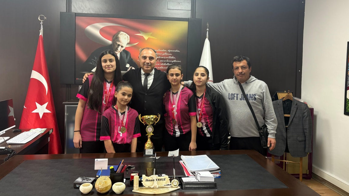 Okulumuz Yıldız kızlar Badminton takımı,ilimiz okul sporları yarışmalarında il birincisi olmuştur.